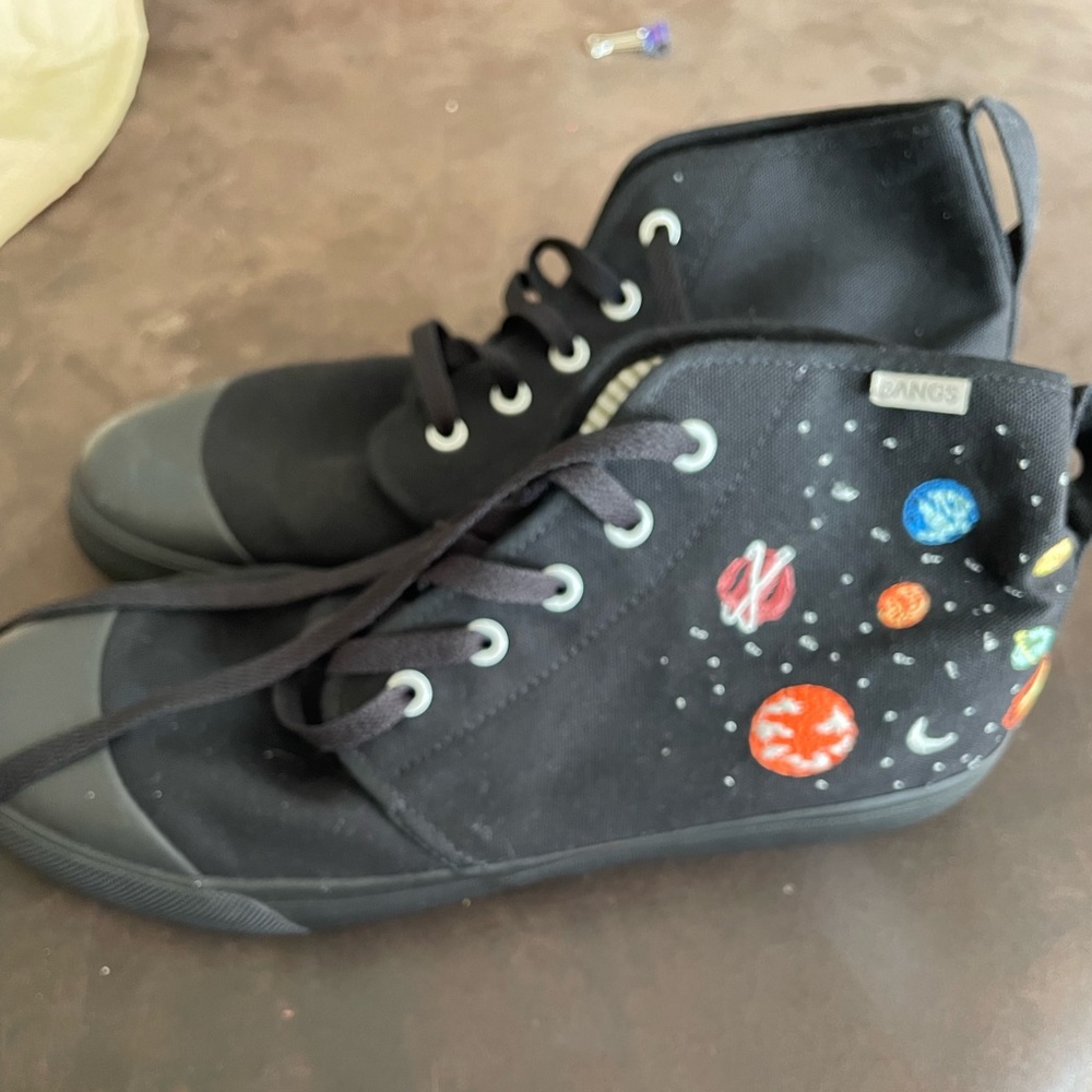 Bangs space sneaker, Size M9, never worn